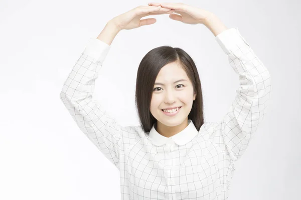 Estúdio Tiro Bela Mulher Japonesa Com Mãos Para Cima Fundo — Fotografia de Stock