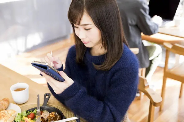Beautiful Young Woman Using Smartphone While Having Lunch Japanese Restaurant — Stock Photo, Image