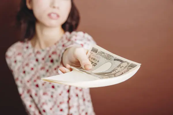 Retrato Mulher Asiática Dando Dinheiro — Fotografia de Stock