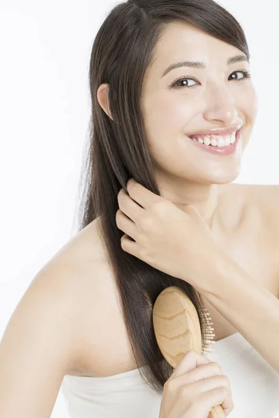Bela Mulher Japonesa Escovando Seu Cabelo Com Pente Fundo Branco — Fotografia de Stock