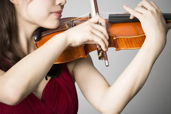 Frau Posiert Mit Geige Großaufnahme — Stockfoto