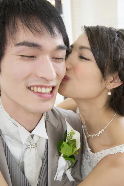 美丽的新娘的肖像亲吻快乐英俊的新郎 — 图库照片
