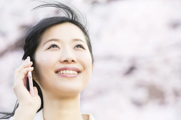 Bela Sorrindo Jovem Asiático Mulher Falando Por Telefone Primavera Parque — Fotografia de Stock