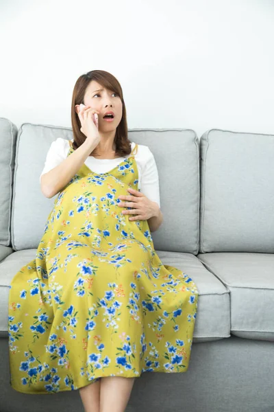 Portrett Ung Asiatisk Gravid Kvinne Ved Hjelp Smarttelefon – stockfoto