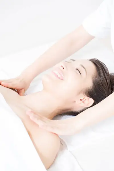 Japonés Mujer Consiguiendo Spa Masaje Tratamiento Belleza Spa Salon —  Fotos de Stock