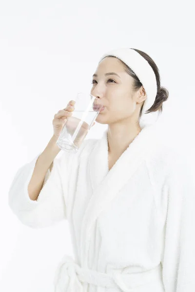 Jovem Mulher Asiática Vestindo Roupão Banho Branco Com Vidro Água — Fotografia de Stock