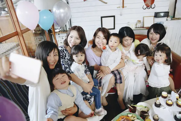 Mujeres Japonesas Felices Con Niños Celebrando Juntos —  Fotos de Stock