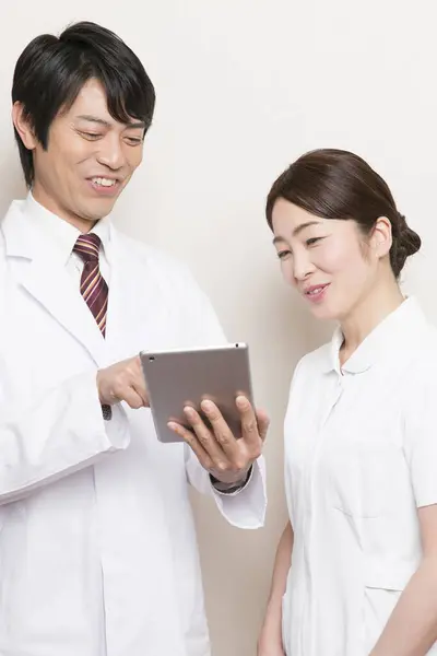 Asijský Zdravotnický Personál Pracující Tabletem — Stock fotografie