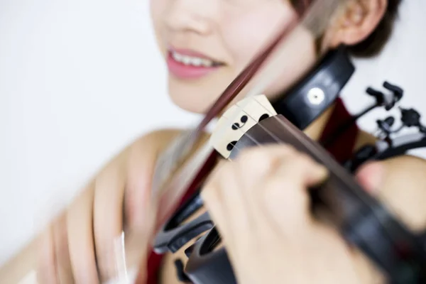 Donna Posa Con Violino Vicino — Foto Stock