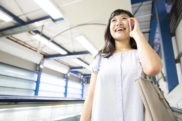 Asiático Mujercon Teléfono Inteligente Metro Imagen de stock