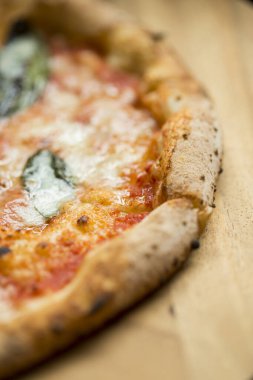 Peynirli pizza, domates sosu ve fesleğen.