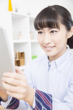 Evde tablet kullanan kadın