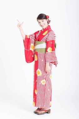 Geleneksel Japon kimonosu giymiş güzel bir kadının portresi. 