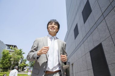 Sokaktaki genç Japon iş adamı.