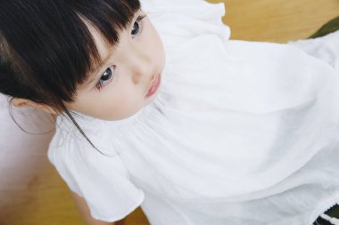 Küp bebek evde oturuyor.