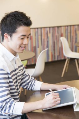 Çekici bir Asyalı menajerin iş yerindeki görüntüsü..