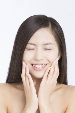 Uzun saçlı güzel Asyalı kadın portresi.