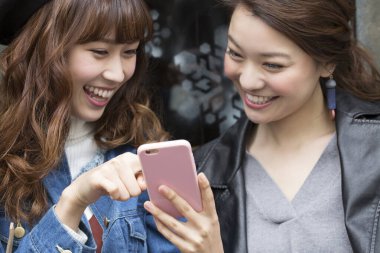 cep telefonu ile kadınlar