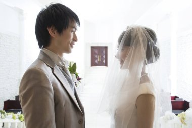 Düğün töreninde mutlu Japon gelin ve damat