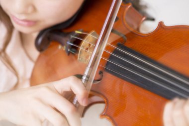 Kadın kemanla poz veriyor. Yakın plan.