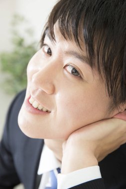 Asyalı genç bir iş adamının portresi.  