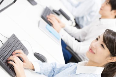 Genç Asyalı iş adamları ofiste çalışıyor.