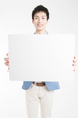 Beyaz arkaplanda boş ilan panosu tutan işadamı.