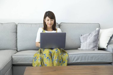 Evde Dizüstü bilgisayar kullanan kadın