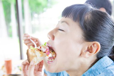 Kadınlar yemeğin tadını çıkarır.