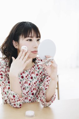 kendisi aynaya bakıyorum kadın