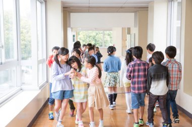 Asyalı çocukların okul koridorundaki portresi