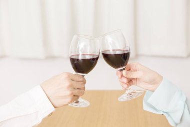 Genç çift evde şarap içiyor.