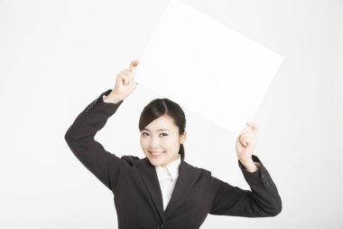 Genç Asyalı kadın beyaz arka planda izole edilmiş boş bir karta uluyor. 