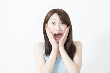 Asyalı genç bir kadının beyaz arka planda izole edilmesine şaşırdım.