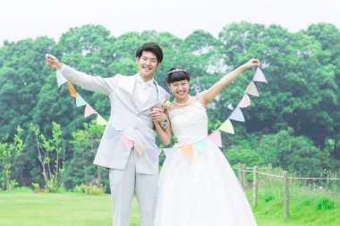 Parkta çelengi olan genç bir çift.