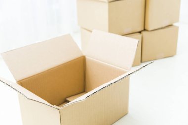 beyaz arkaplanda teslimat için karton kutular 