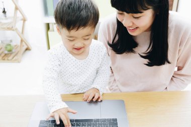 Anne ve oğlu dizüstü kullanarak