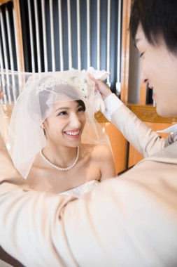 Düğün töreninde mutlu Japon gelin ve damat