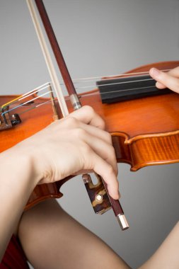 Kadın kemanla poz veriyor. Yakın plan.