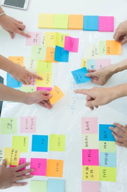 Bir grup iş adamı toplantı masasında beyin fırtınası yapıyor. takım çalışması konsepti.