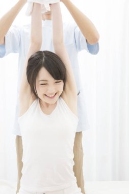 Erkek, uyandıktan sonra esneme hareketlerinde kadına yardım eder.