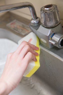 Kadın temizlik Kitchen Sink sünger ile