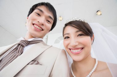 Gelin ve damadın kameraya bakan portresini kapat.