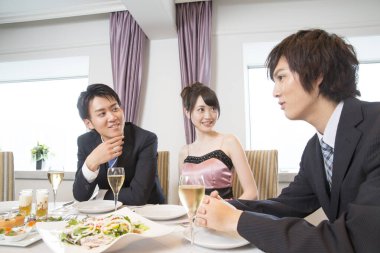 Genç Asyalılar restoranda, erkek ve kadın. 