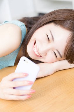 Cep telefonu kullanan bir kadın selfie çekiyor. 