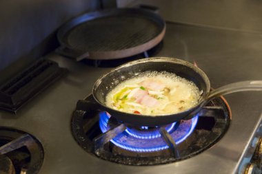 Gaz sobasında kızartma tavasına yakın çekim