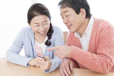 mutlu üst düzey çift Smartphone evde kullanma 