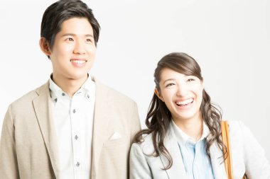 Genç Asyalı iş çifti gülümsüyor