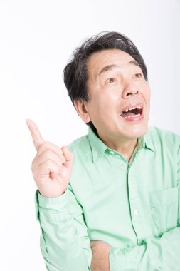 Stüdyoda parmağı olan kıdemli Asyalı adam.