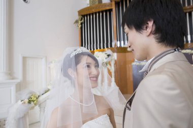 Düğün töreninde mutlu Japon gelin ve damat